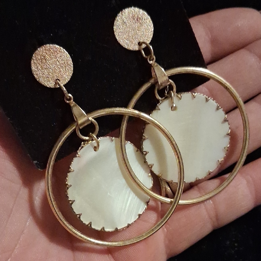 Mother of Pearl Gold and White Circle Earrings - Picture 4 of 5